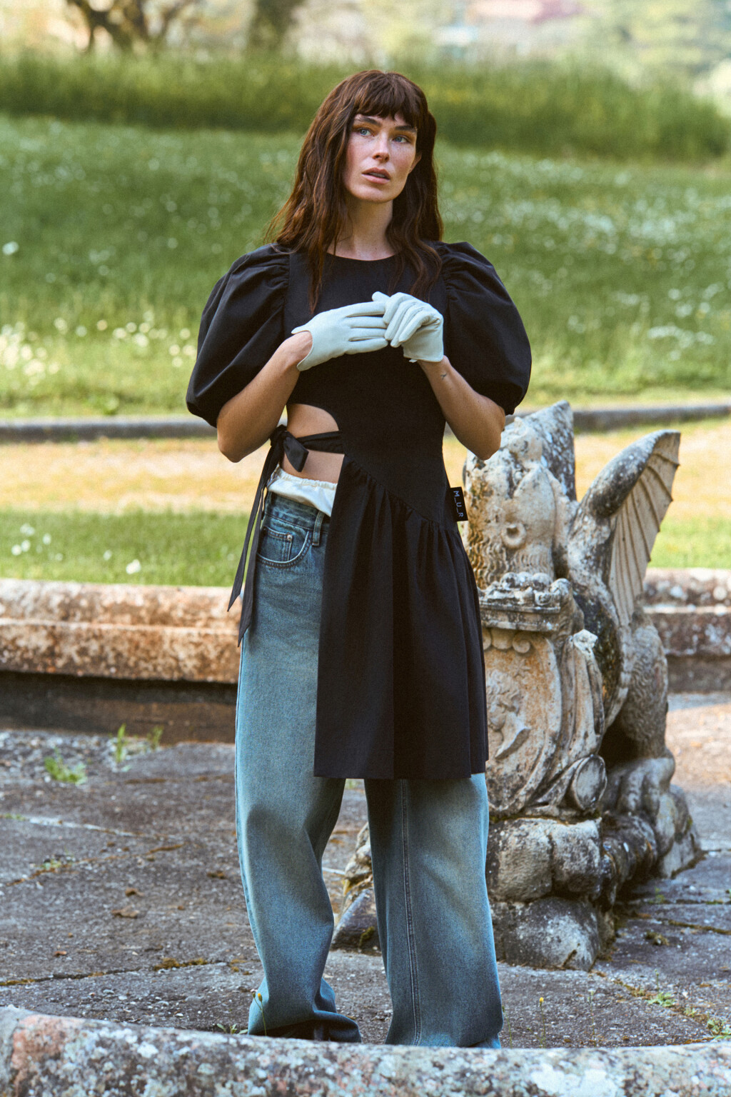 Платье-туника с пышными рукавами и вырезом - цвет черный - 1