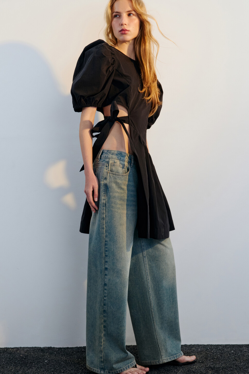 Платье-туника с пышными рукавами и вырезом - цвет черный - 3