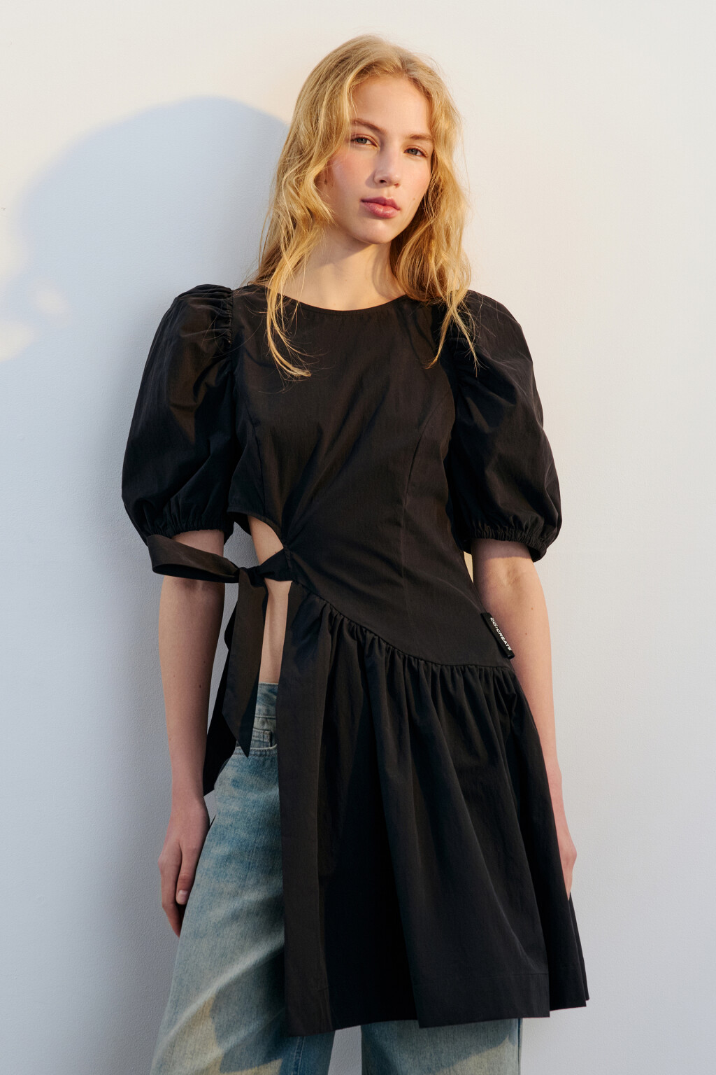 Платье-туника с пышными рукавами и вырезом - цвет черный - 4