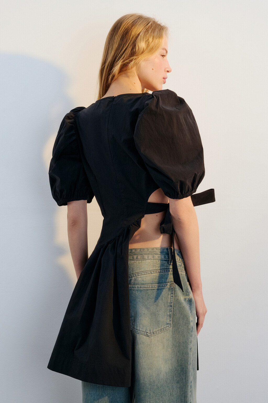 Платье-туника с пышными рукавами и вырезом - цвет черный - 5