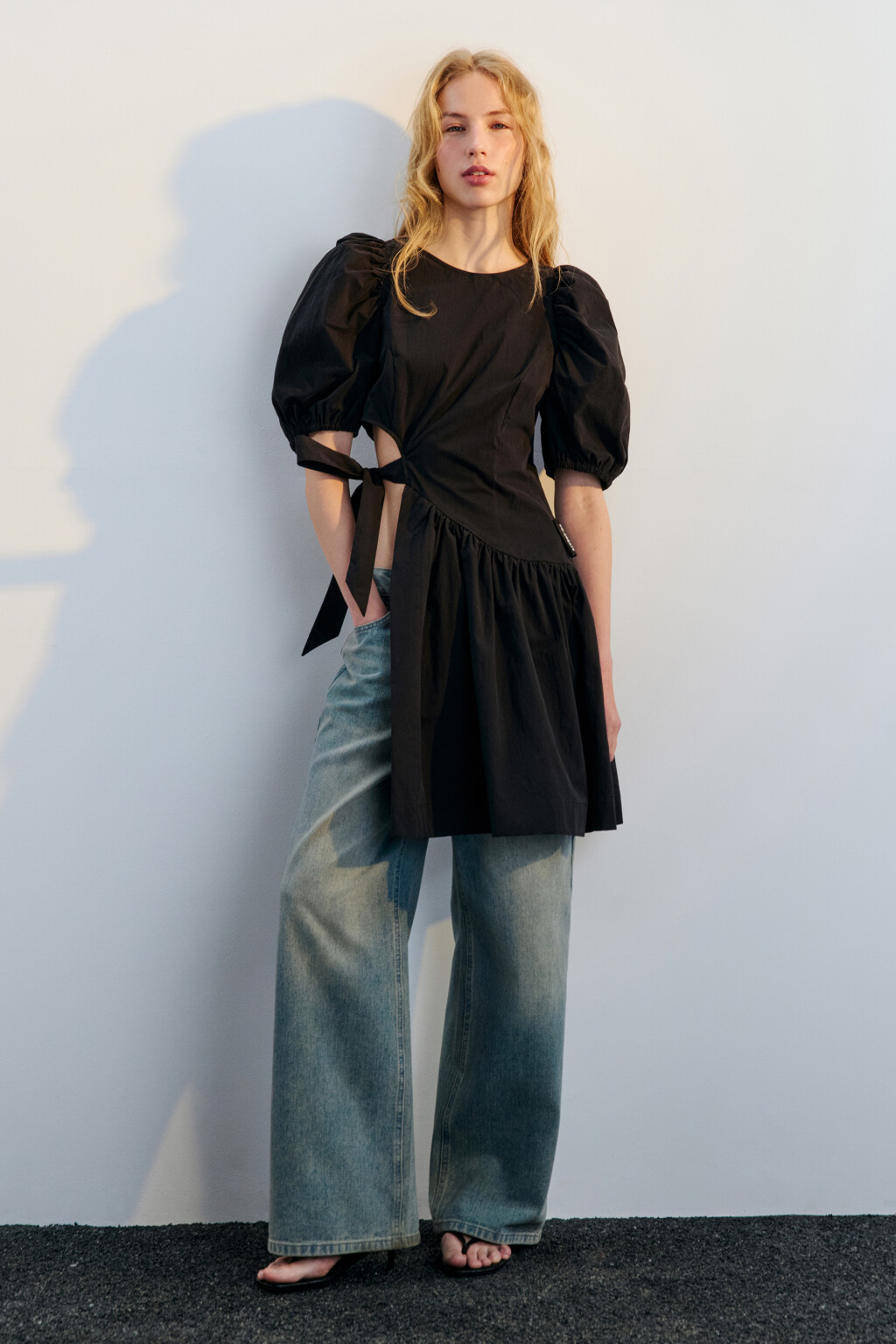 Платье-туника с пышными рукавами и вырезом - цвет черный - 6