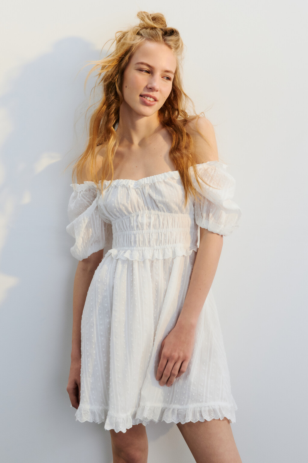 Платье мини хлопковое с оборками - цвет белый - 2