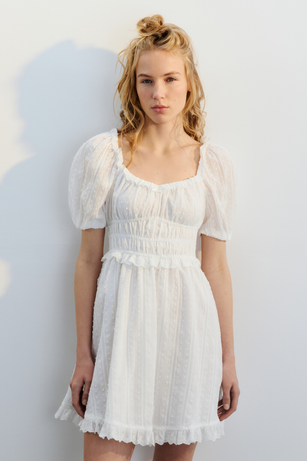 Платье мини хлопковое с оборками - цвет белый - 3