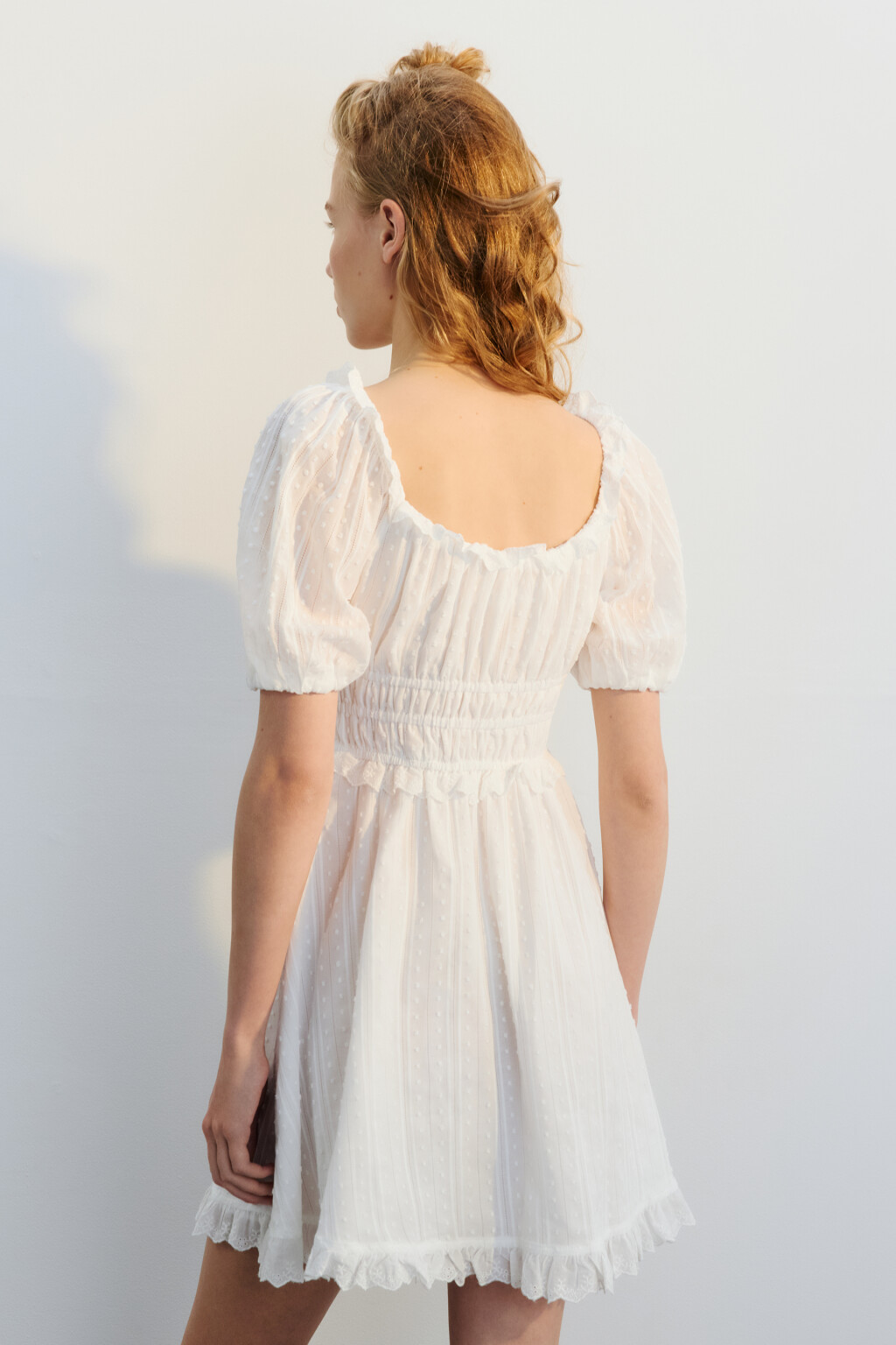 Платье мини хлопковое с оборками - цвет белый - 4