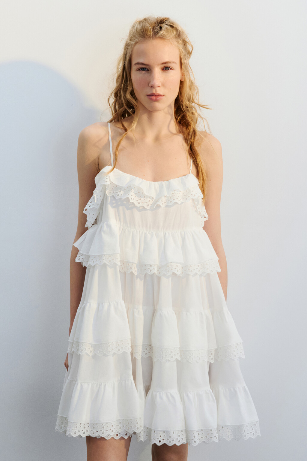 Сарафан мини пышный с кружевом - цвет белый - 4