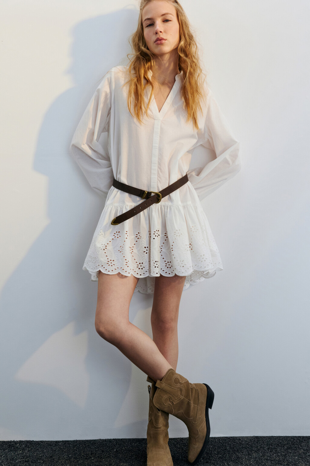 Платье-рубашка мини с ажурной юбкой - цвет белый - 1