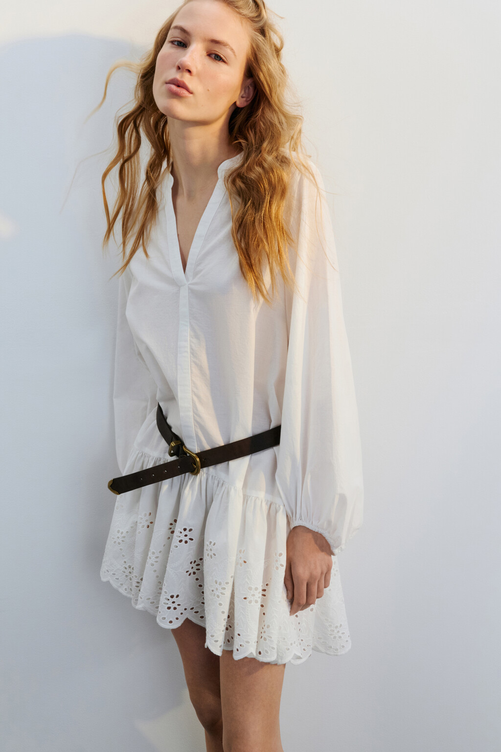 Платье-рубашка мини с ажурной юбкой - цвет белый - 2