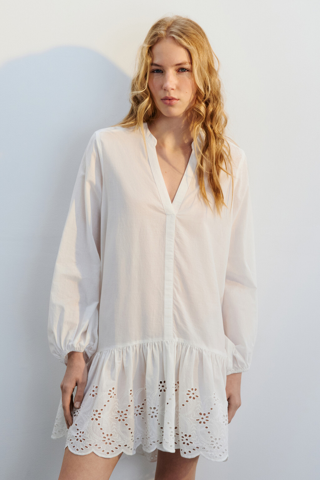 Платье-рубашка мини с ажурной юбкой - цвет белый - 3