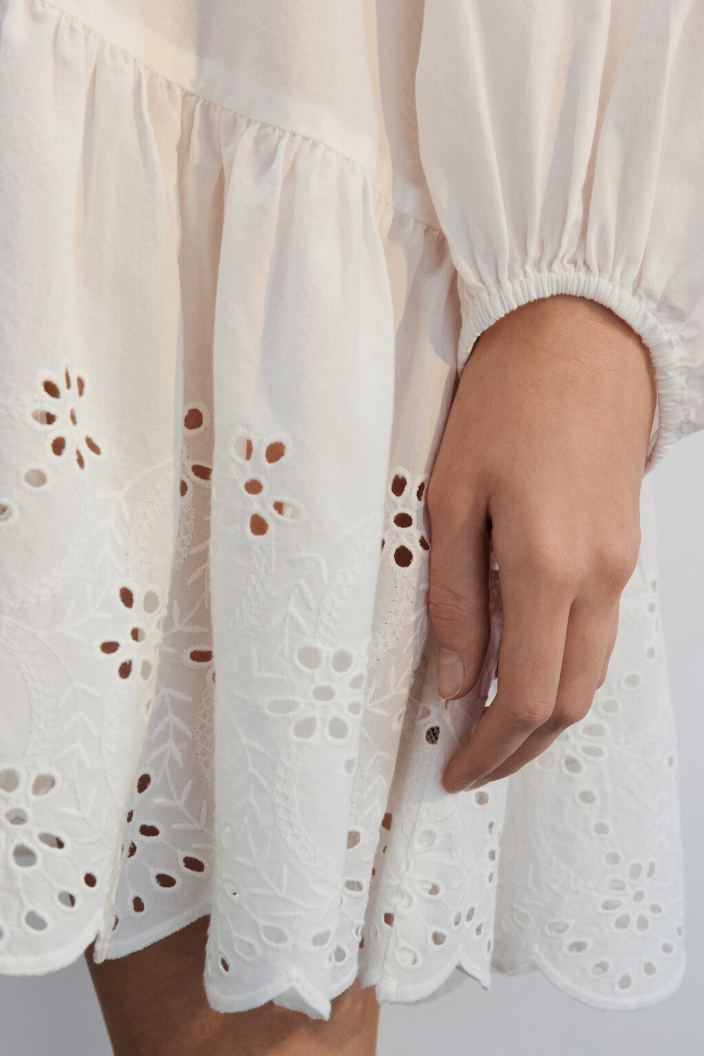 Платье-рубашка мини с ажурной юбкой - цвет белый - 7