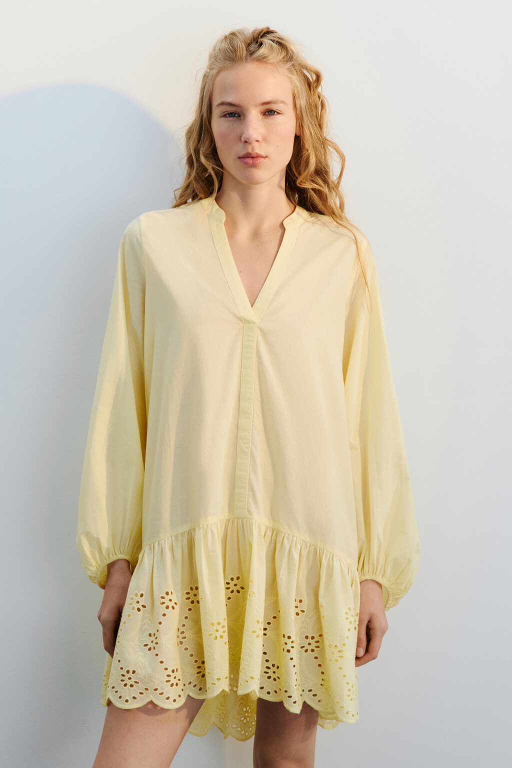 Платье-рубашка мини с ажурной юбкой - цвет желтый - 2