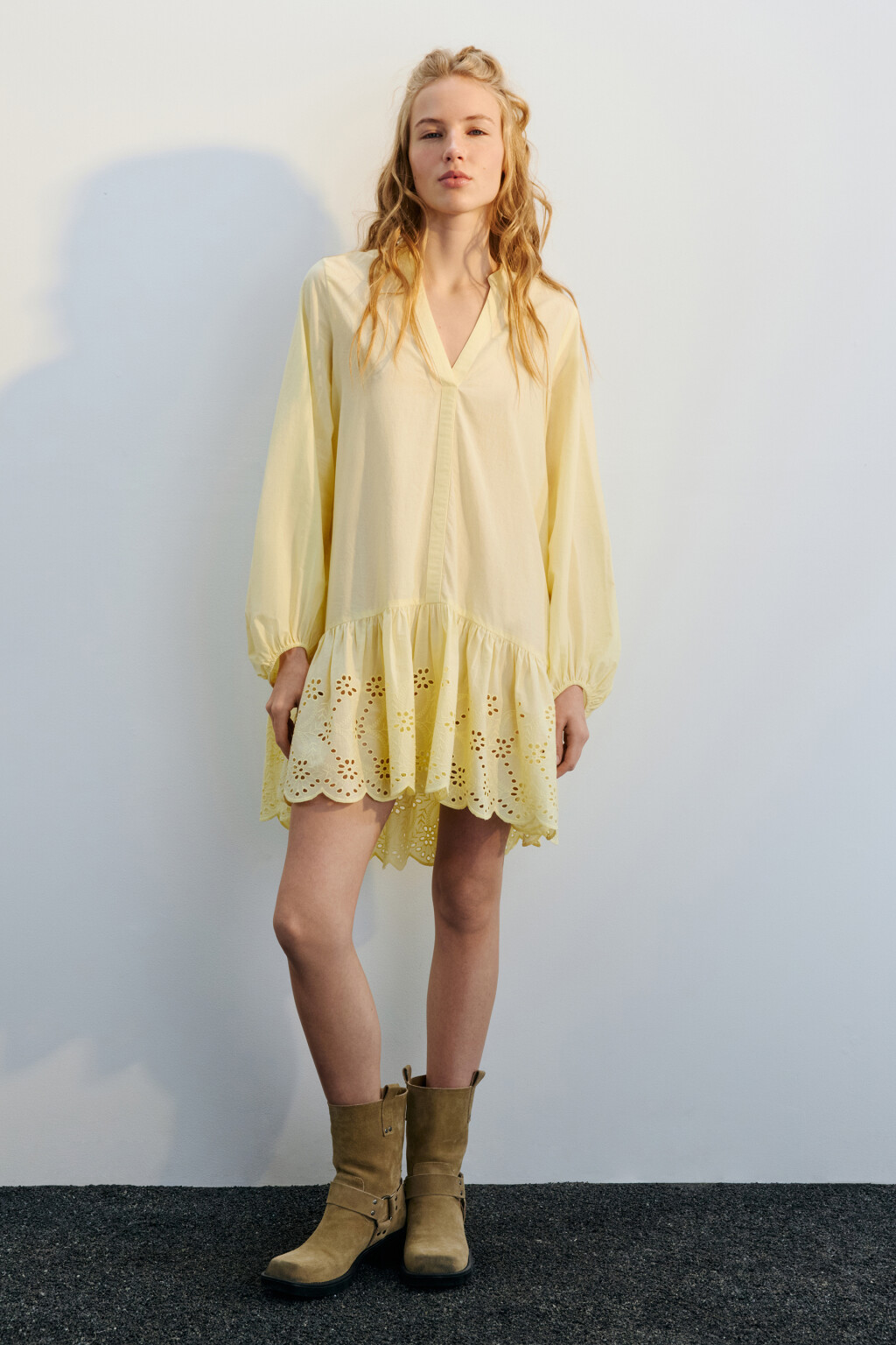 Платье-рубашка мини с ажурной юбкой - цвет желтый - 4