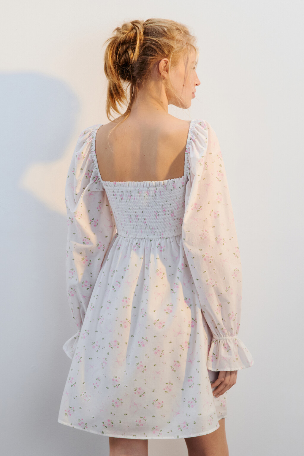 Платье мини с вырезом-каре и воланами - цвет белый - 3