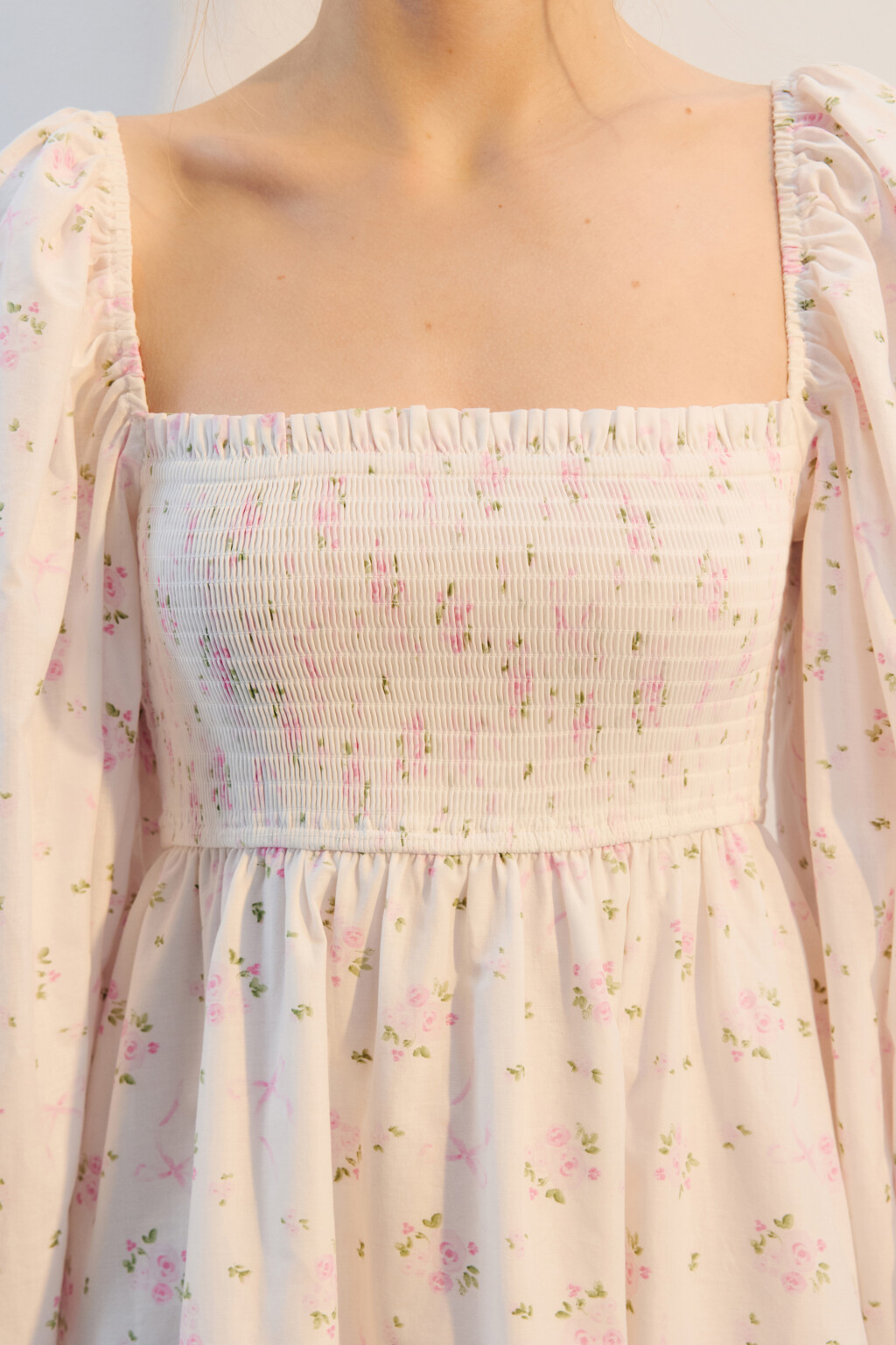 Платье мини с вырезом-каре и воланами - цвет белый - 5