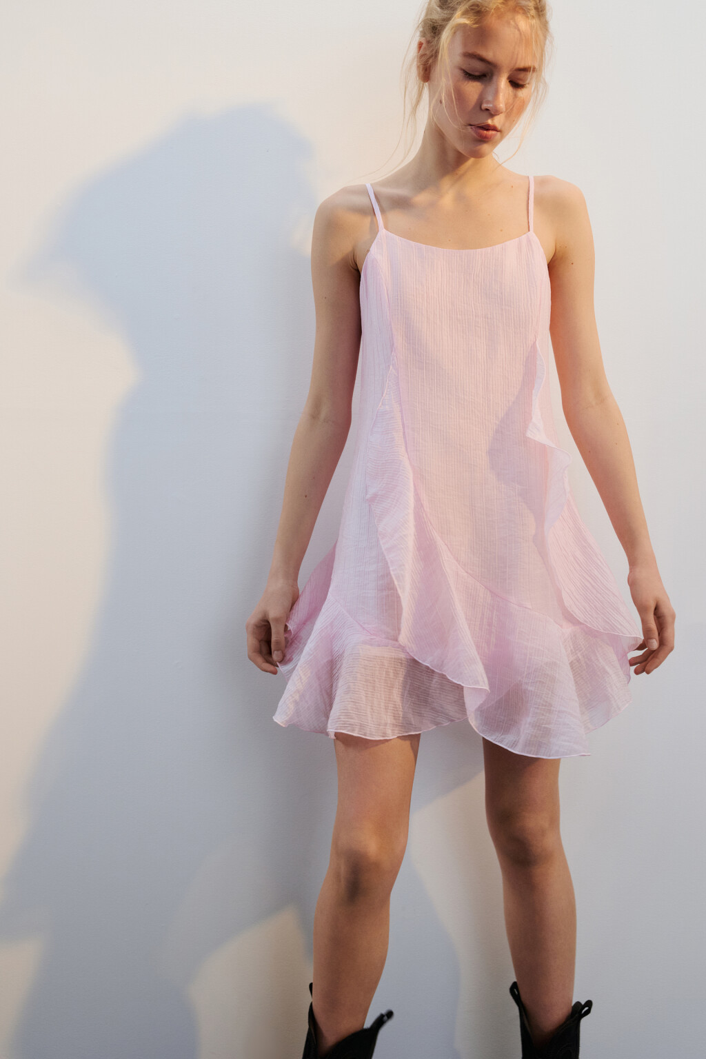 Платье мини шифоновое с воланами - цвет розовый - 2