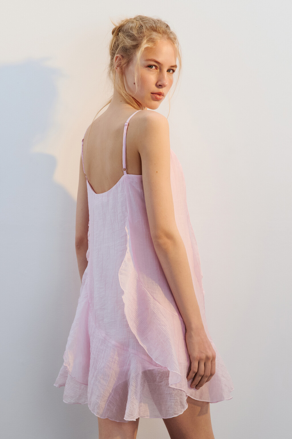 Платье мини шифоновое с воланами - цвет розовый - 4