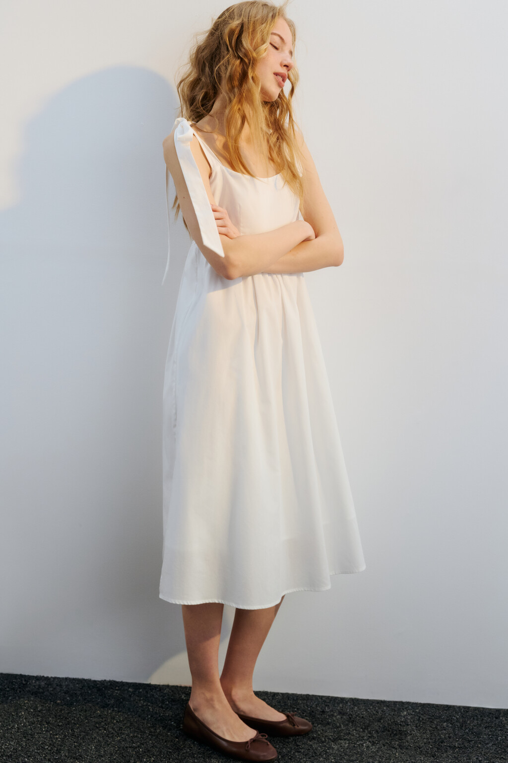 Сарафан приталенный с бретелями-завязками - цвет белый - 1