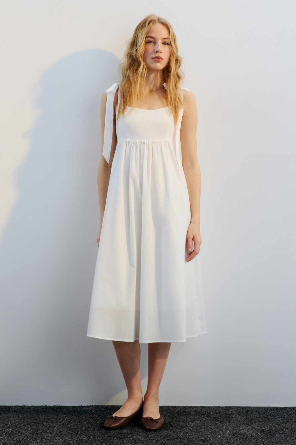 Сарафан приталенный с бретелями-завязками - цвет белый - 2