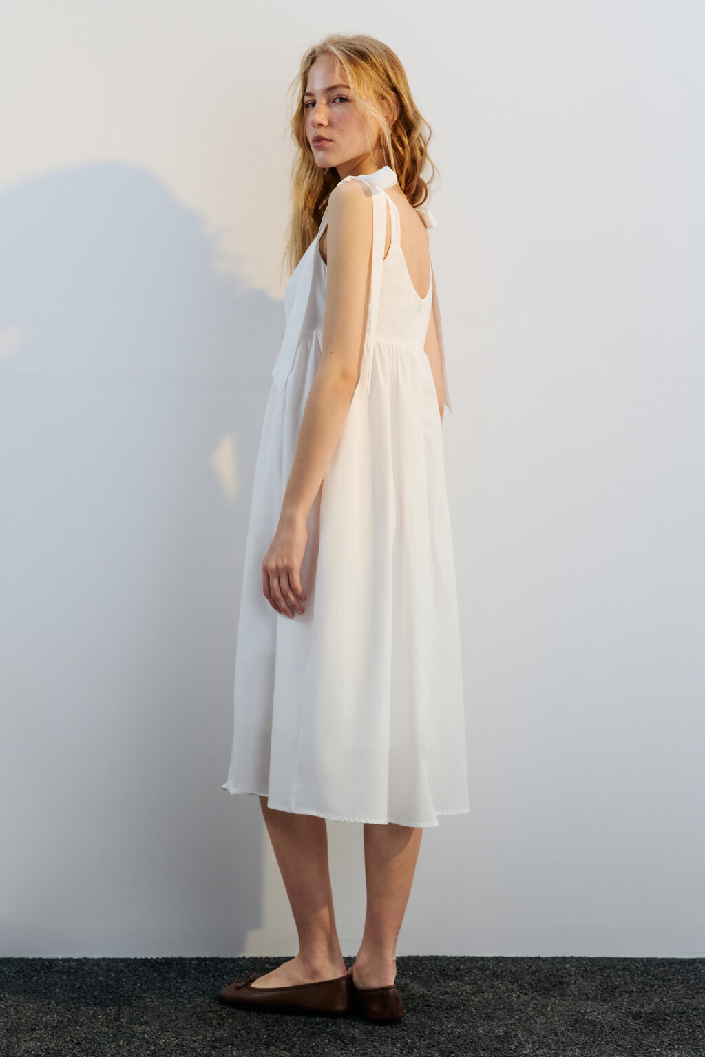 Сарафан приталенный с бретелями-завязками - цвет белый - 3