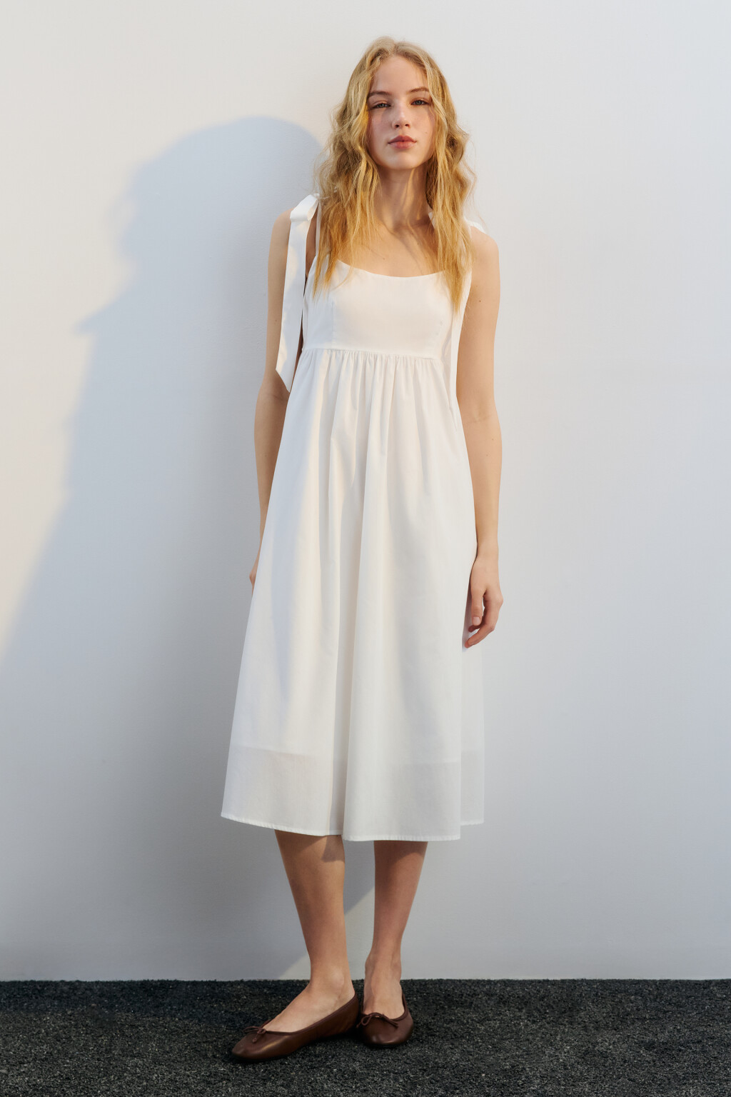 Сарафан приталенный с бретелями-завязками - цвет белый - 4