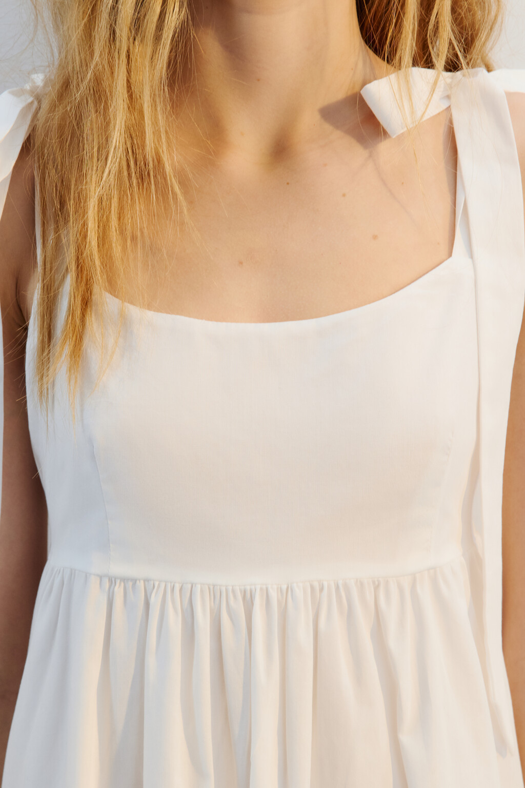 Сарафан приталенный с бретелями-завязками - цвет белый - 5