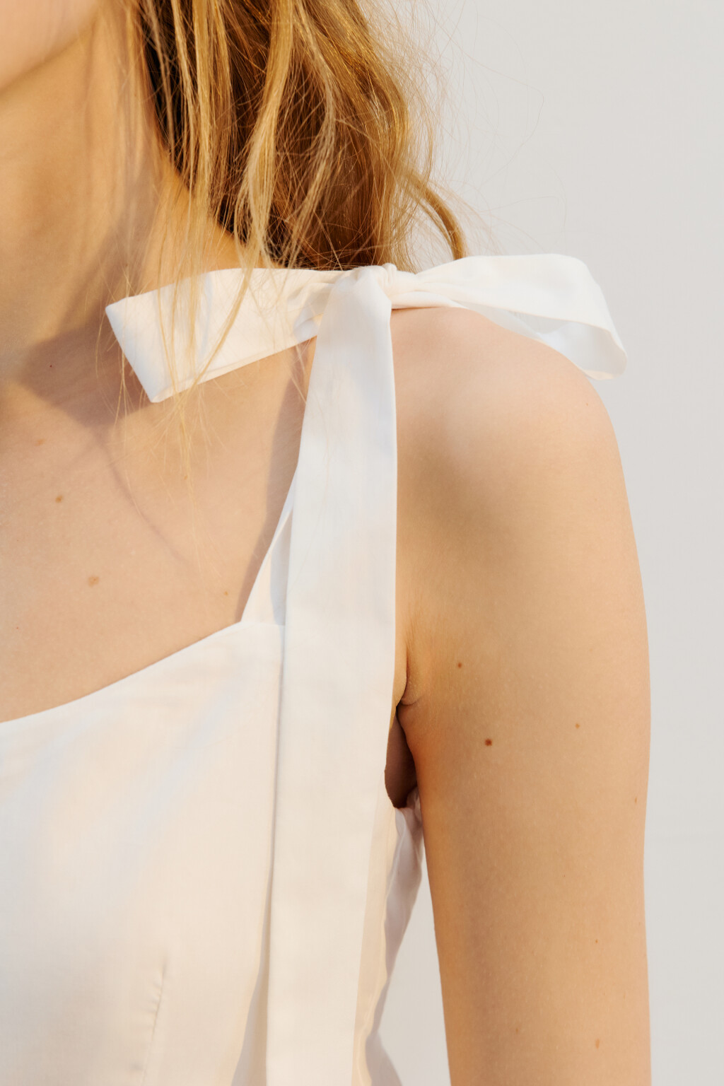 Сарафан приталенный с бретелями-завязками - цвет белый - 6