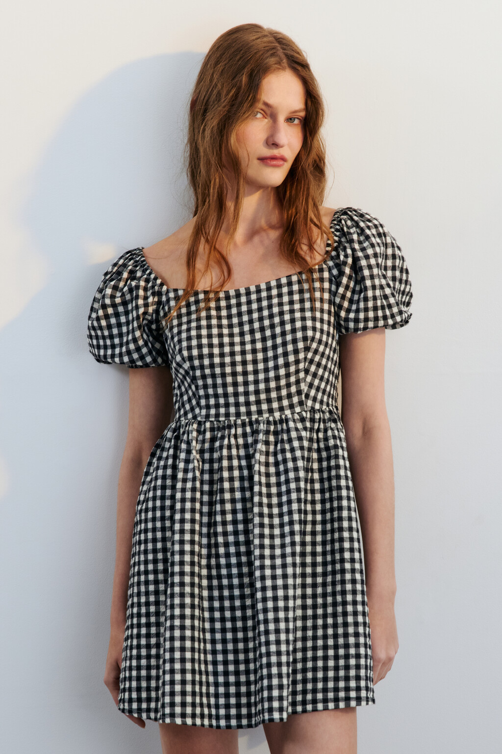 Платье мини приталенное из муслина - цвет черный - 2