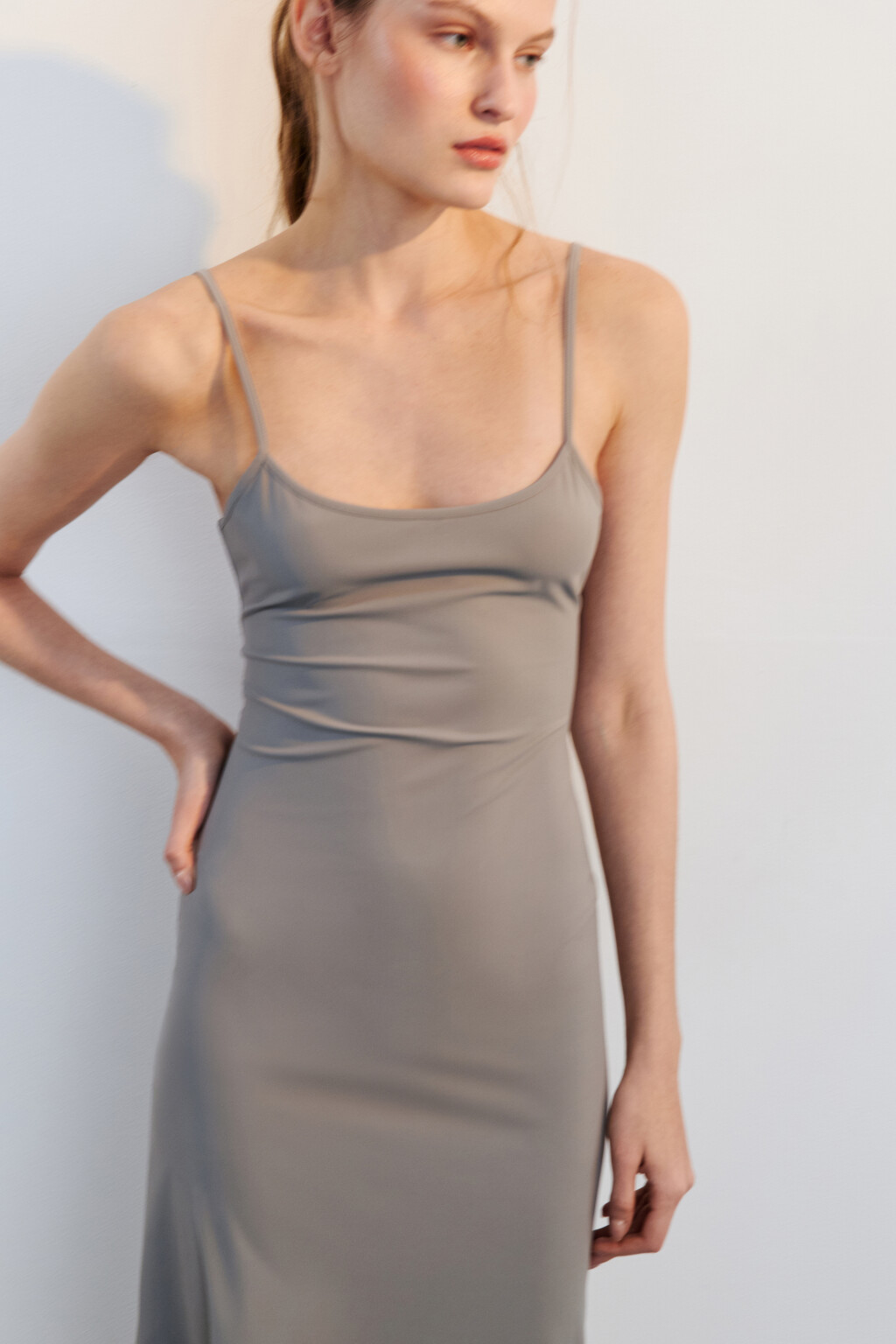 Платье макси облегающее на бретельках - цвет серый - 2