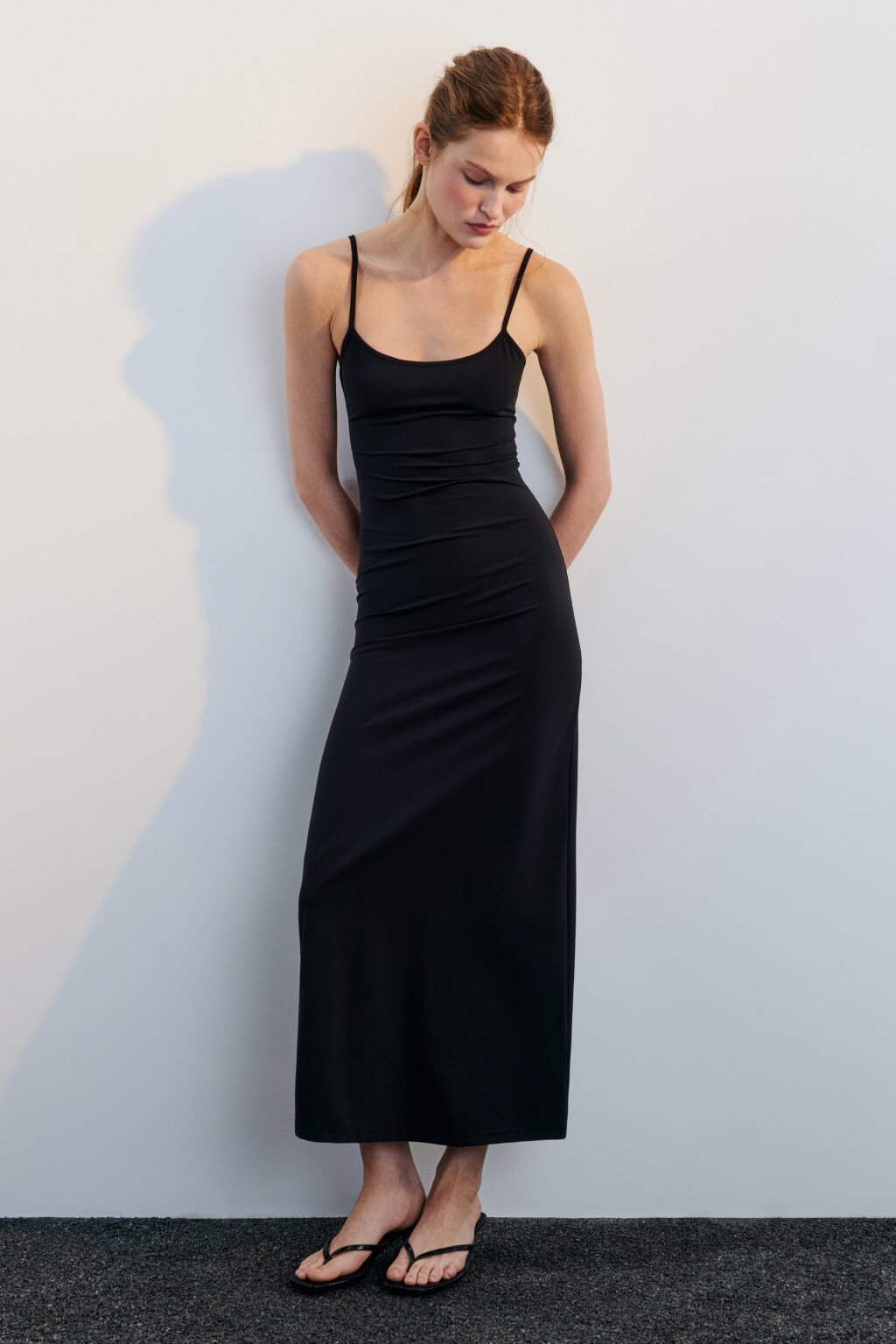 Платье макси облегающее на бретельках - цвет черный - 4