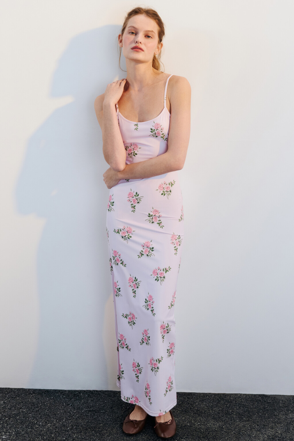 Платье макси облегающее на бретельках - цвет розовый - 1