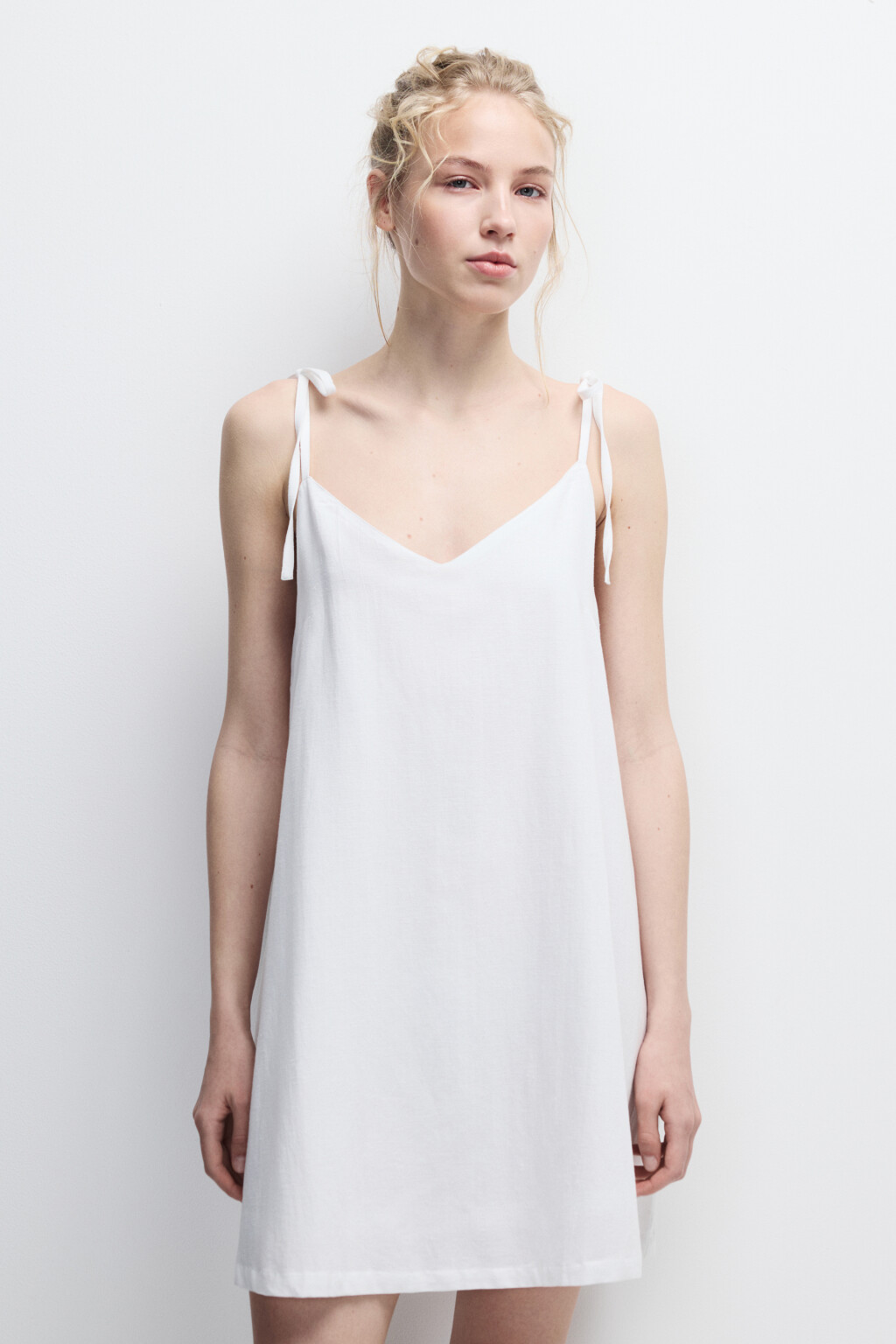 Платье-трапеция мини с вырезом на спине - цвет белый - 2