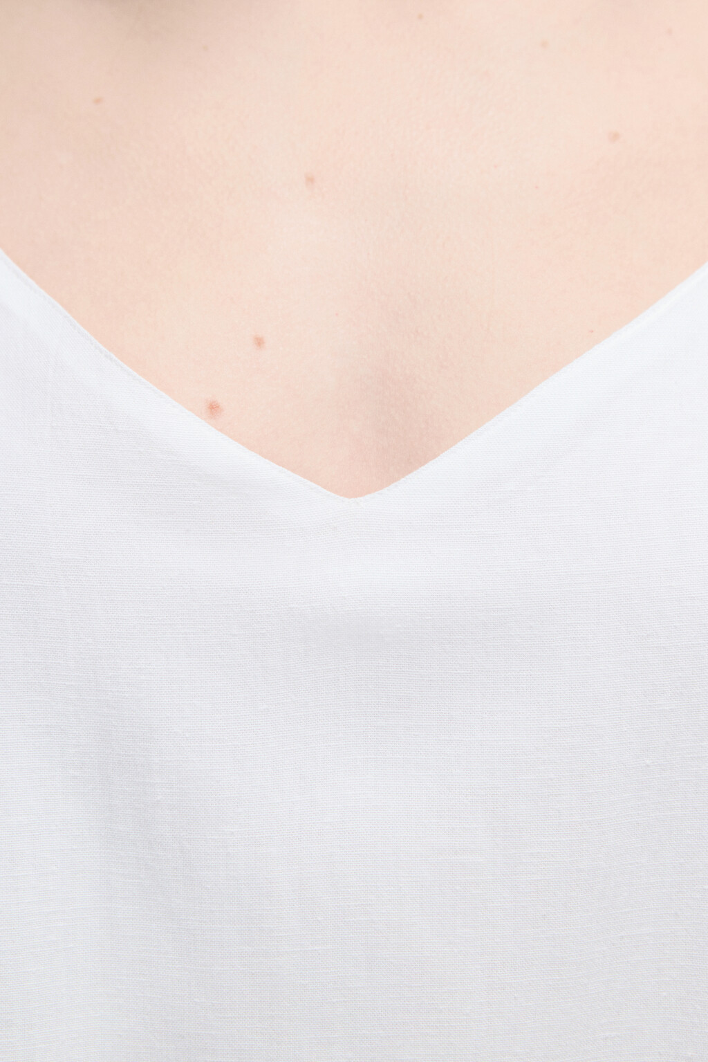 Платье-трапеция мини с вырезом на спине - цвет белый - 5