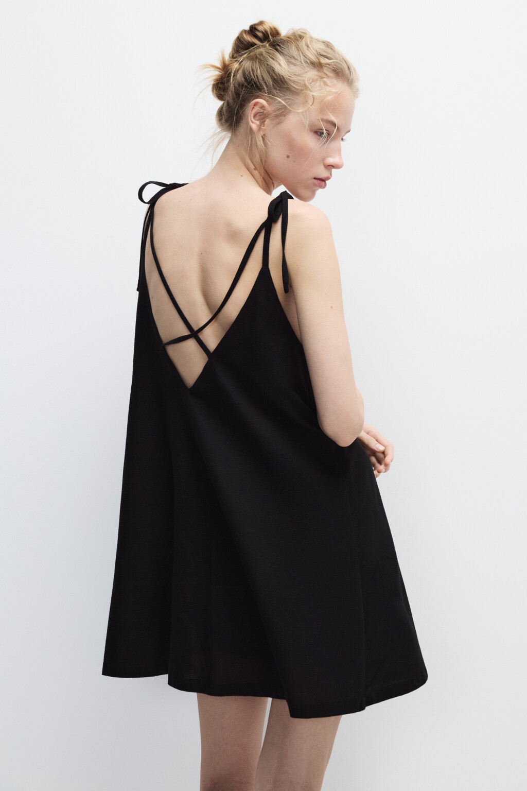 Платье-трапеция мини с вырезом на спине - цвет черный - 2