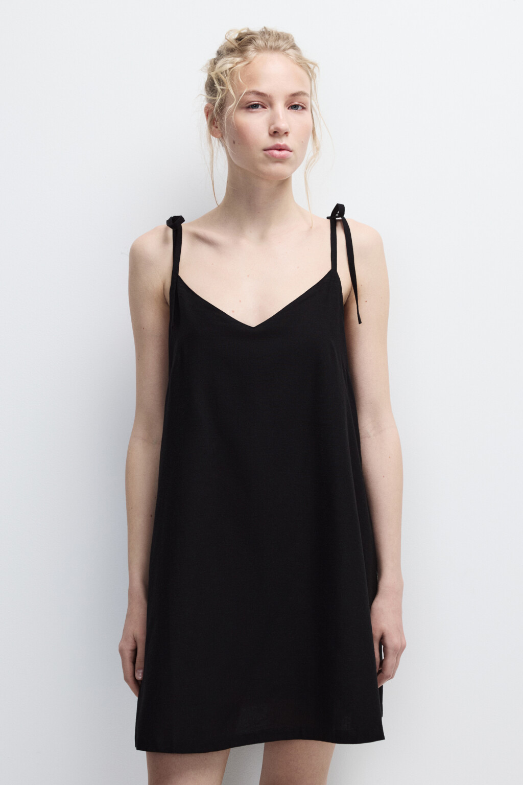 Платье-трапеция мини с вырезом на спине - цвет черный - 3