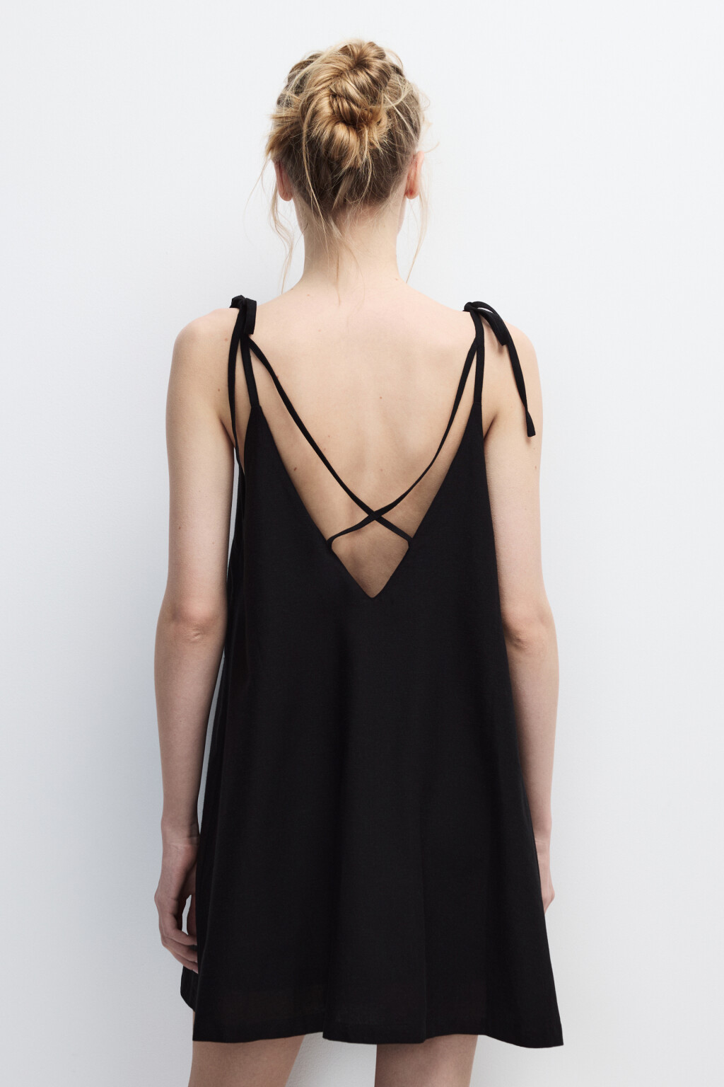 Платье-трапеция мини с вырезом на спине - цвет черный - 4