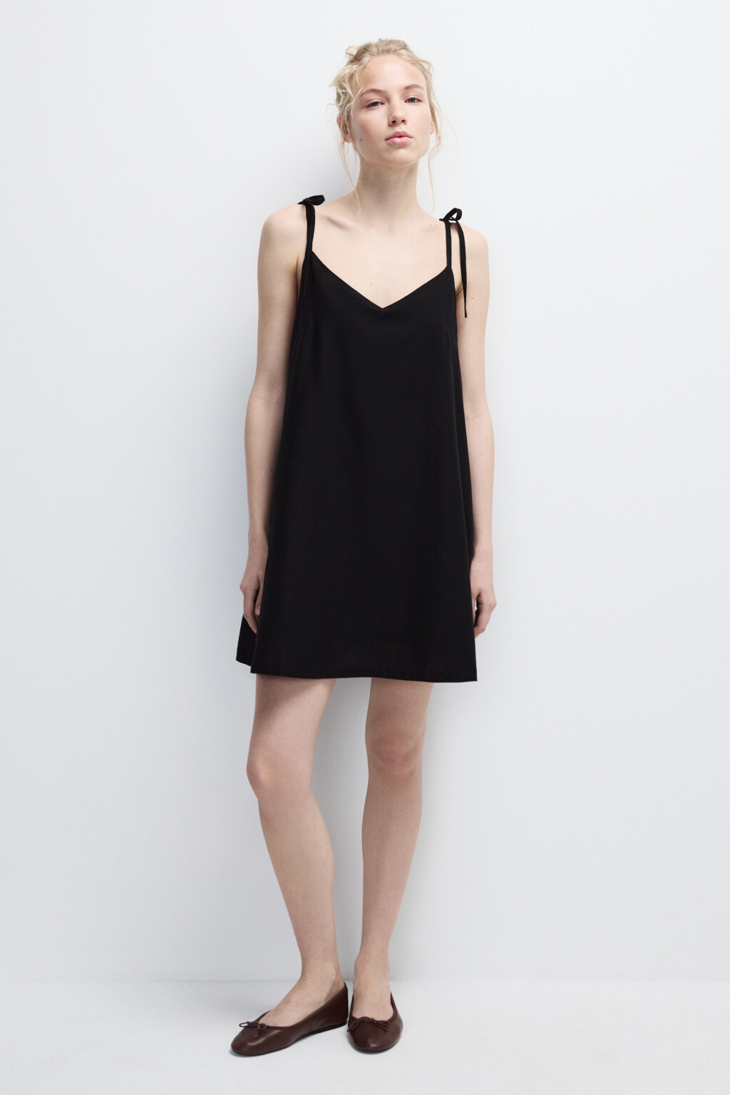 Платье-трапеция мини с вырезом на спине - цвет черный - 5