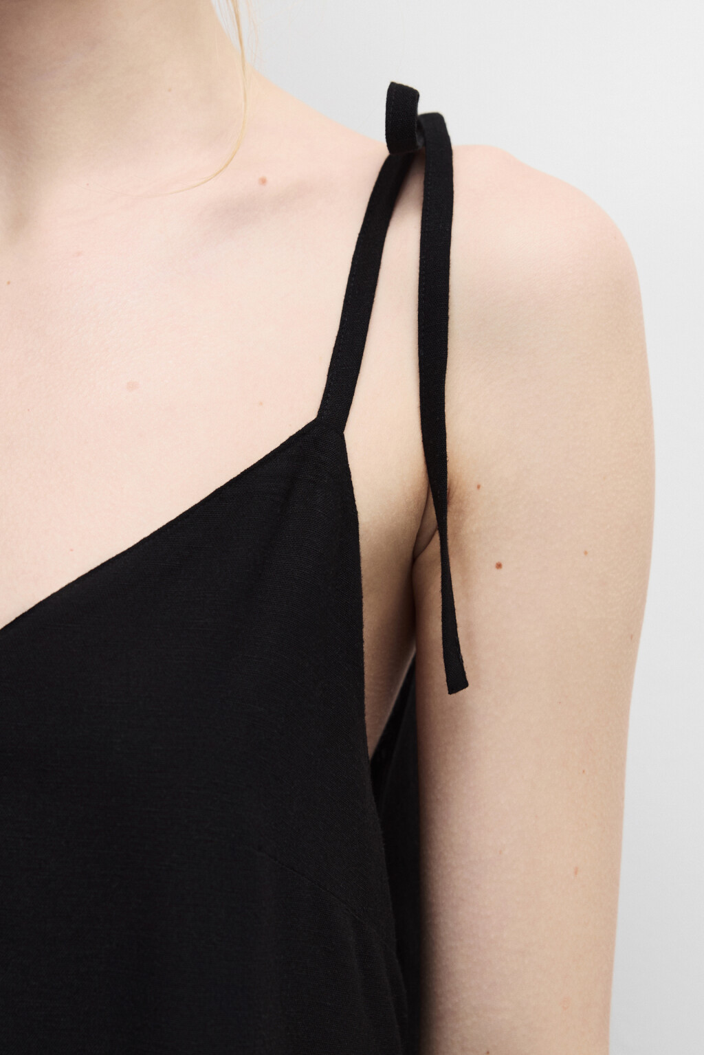 Платье-трапеция мини с вырезом на спине - цвет черный - 6