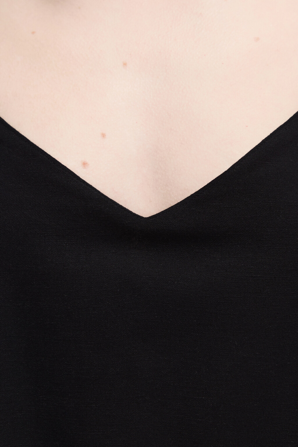 Платье-трапеция мини с вырезом на спине - цвет черный - 7