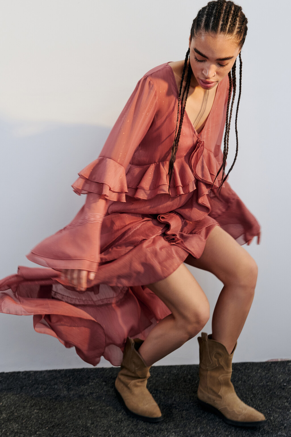 Платье макси свободное из шифона с воланами - цвет красный - 4