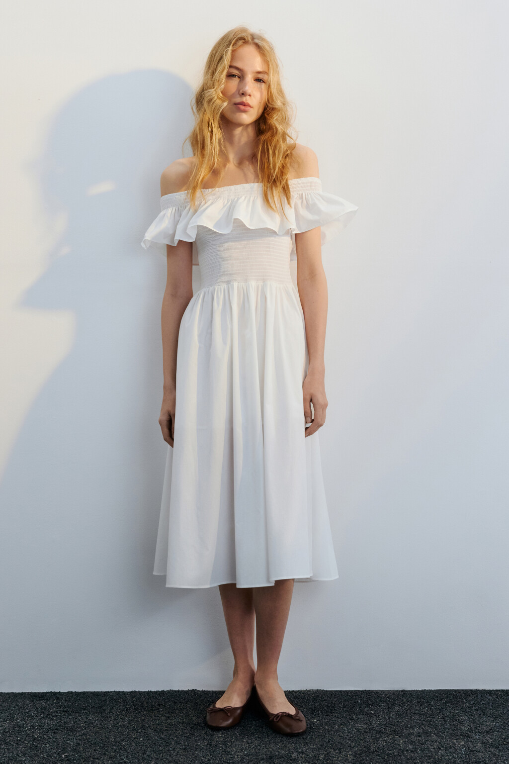 Платье миди хлопковое с пышным воланом - цвет белый - 3