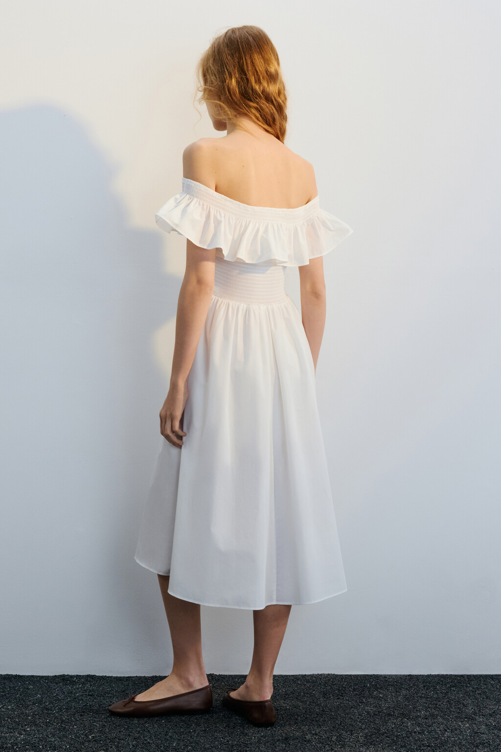 Платье миди хлопковое с пышным воланом - цвет белый - 4