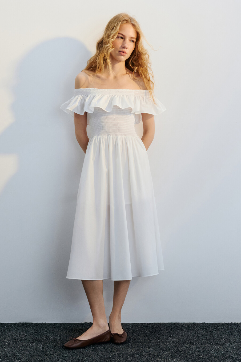 Платье миди хлопковое с пышным воланом - цвет белый - 5