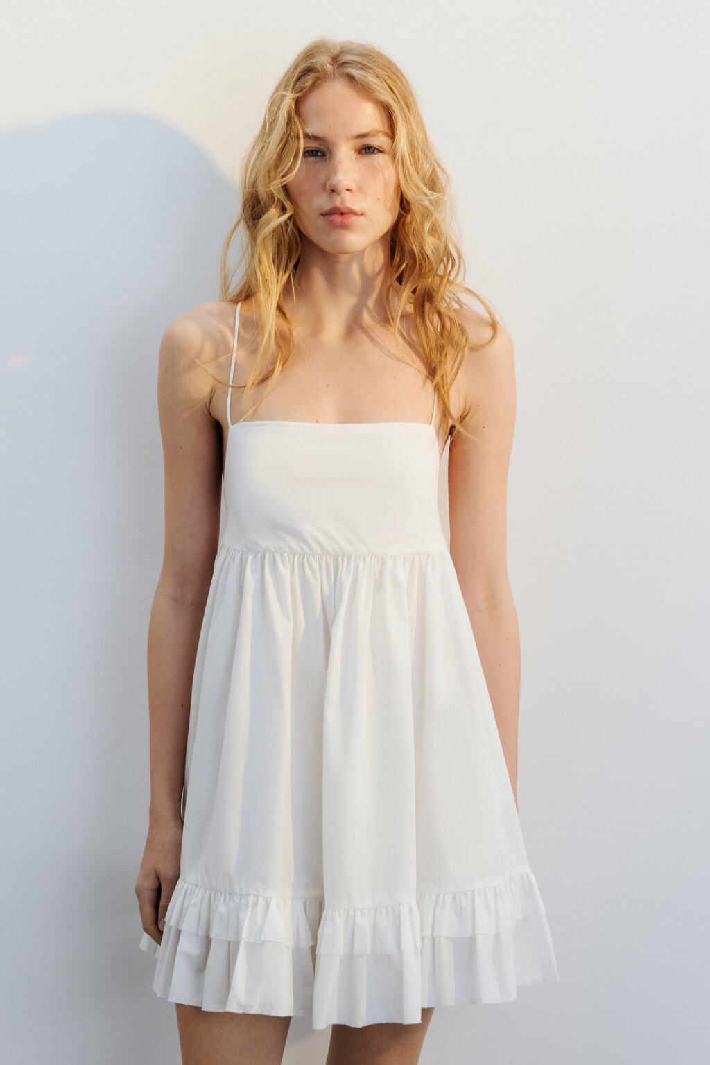 Платье-сарафан мини на бретельках с воланами - цвет белый - 3