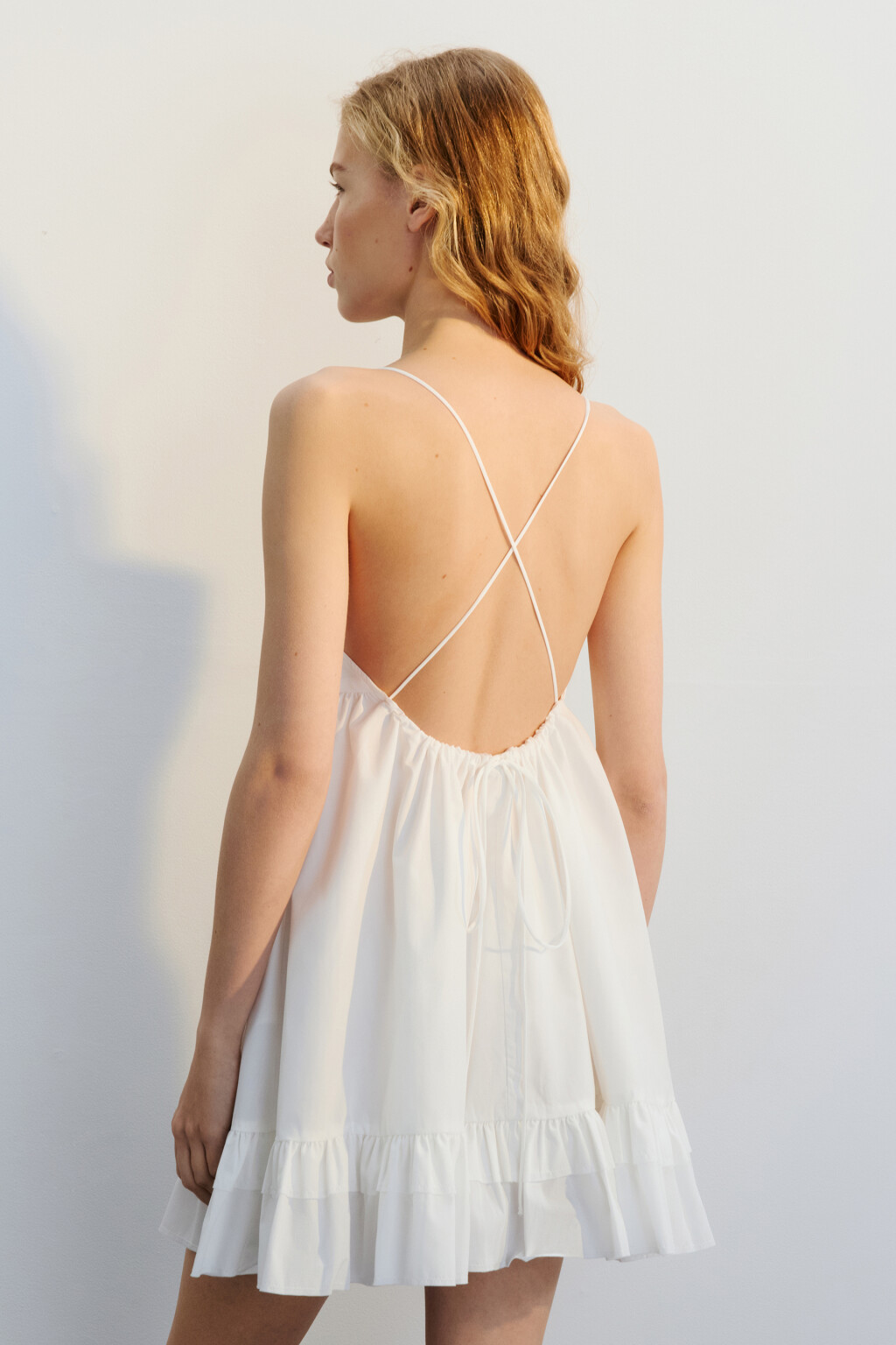 Платье-сарафан мини на бретельках с воланами - цвет белый - 4