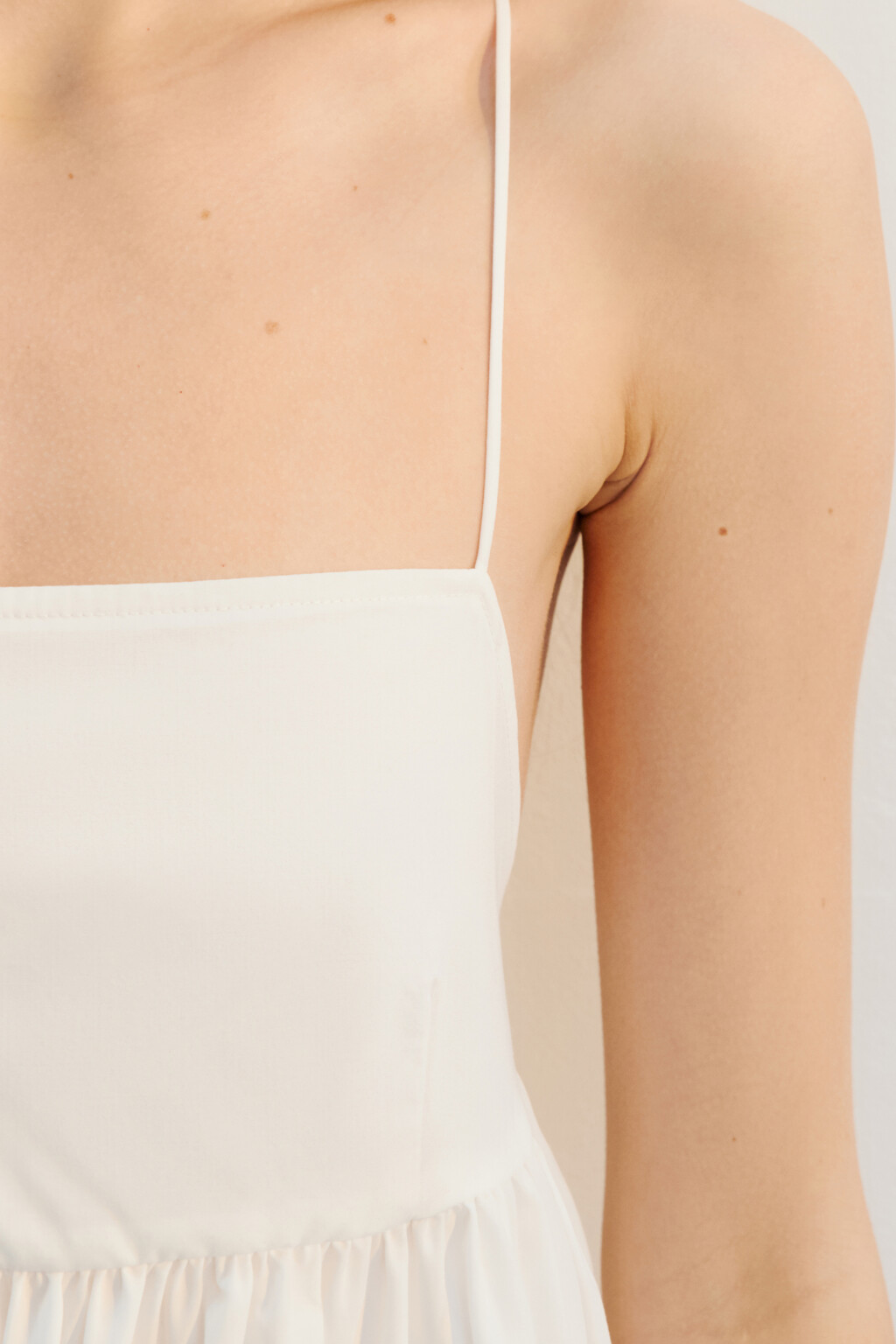 Платье-сарафан мини на бретельках с воланами - цвет белый - 7