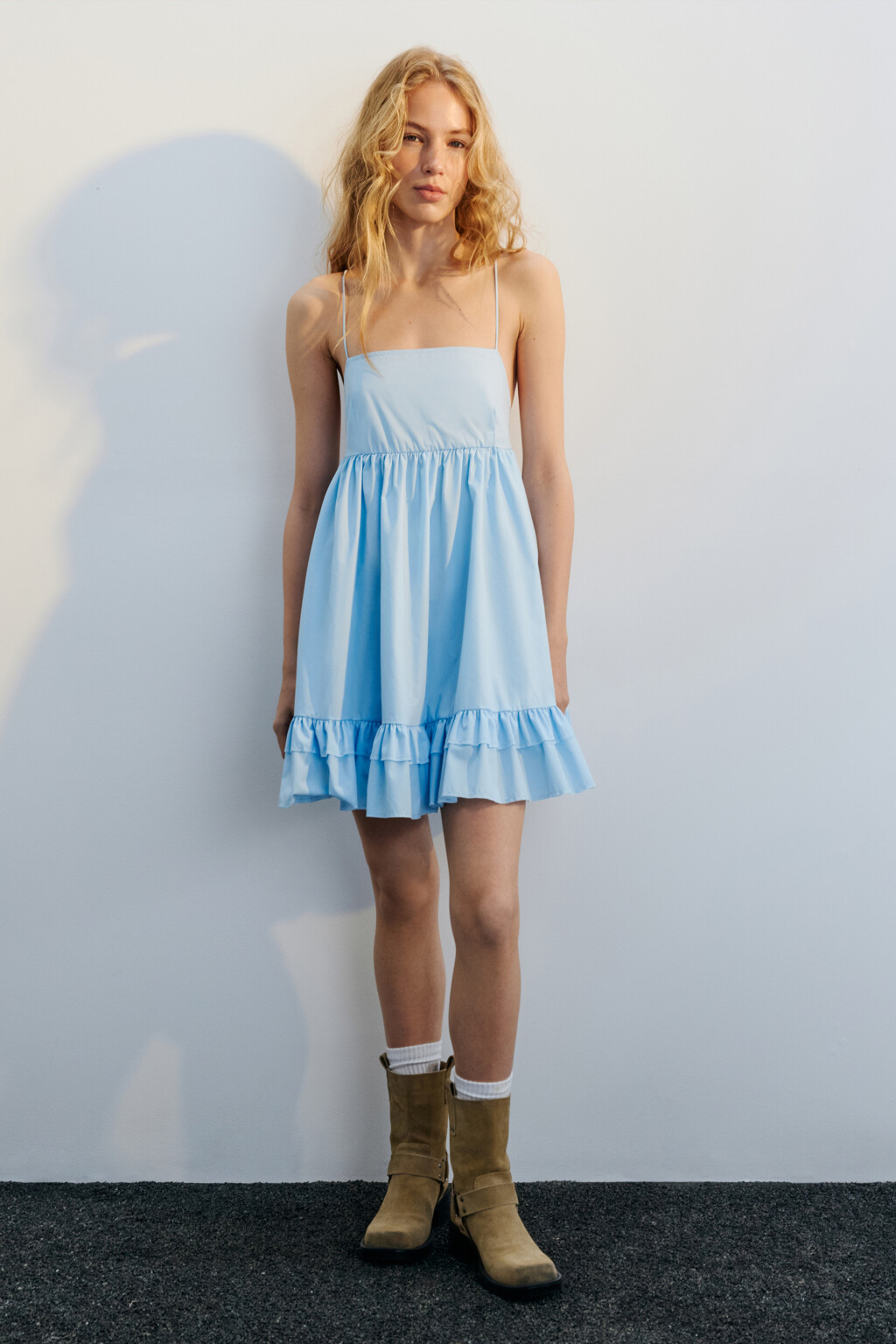 Платье-сарафан мини на бретельках с воланами - цвет голубой - 5