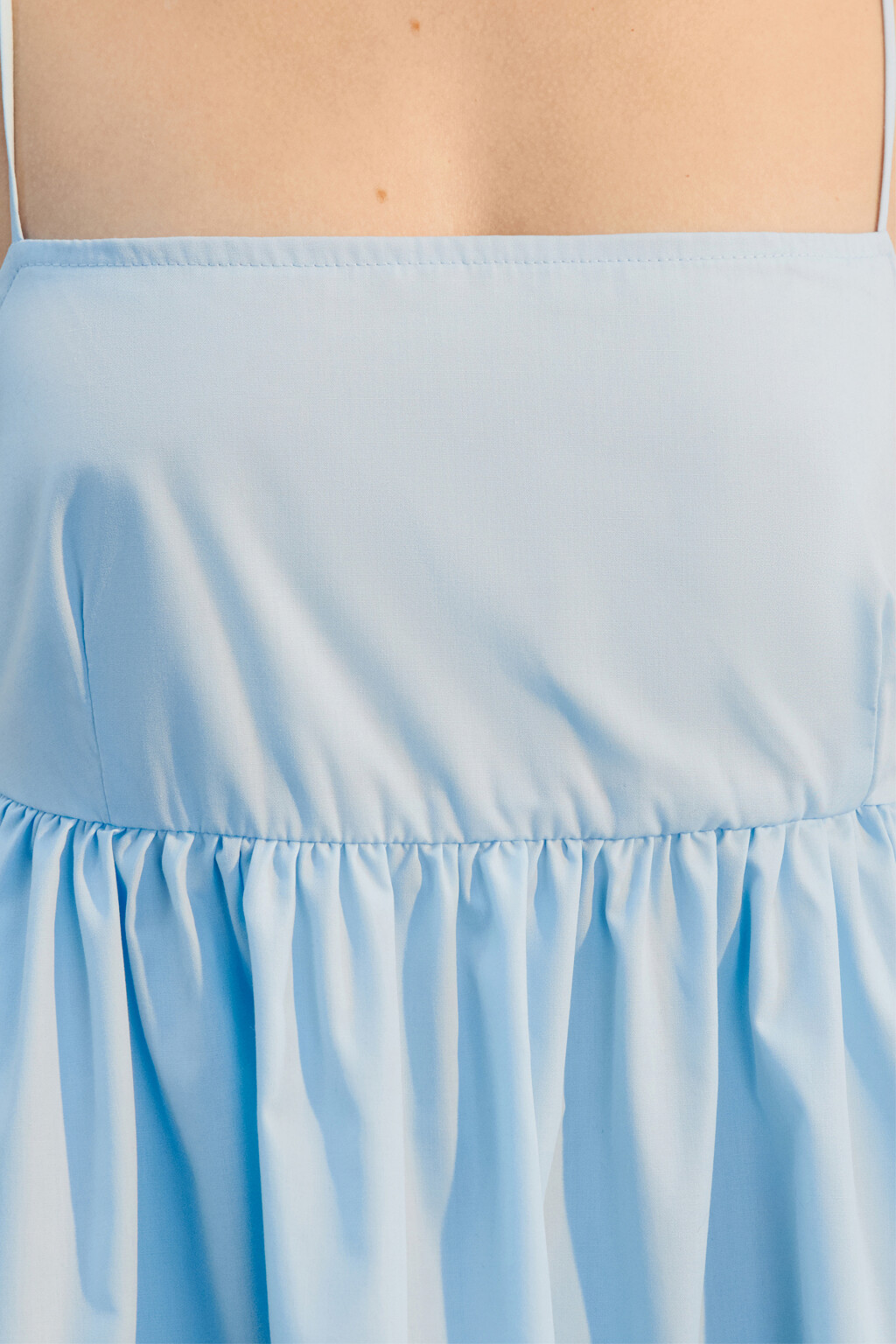 Платье-сарафан мини на бретельках с воланами - цвет голубой - 6