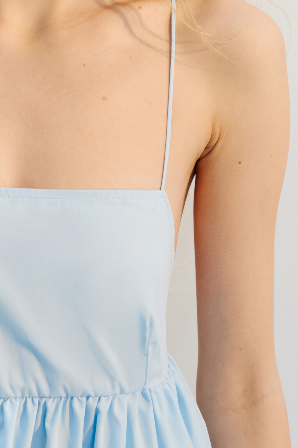 Платье-сарафан мини на бретельках с воланами - цвет голубой - 7