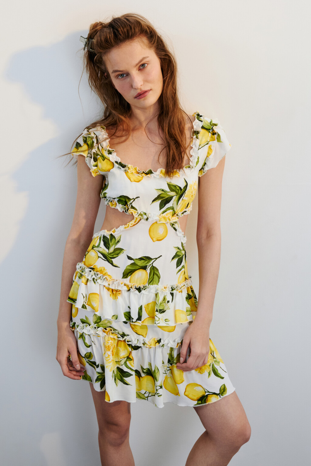 Платье мини вискозное с вырезами и оборками - цвет желтый - 1