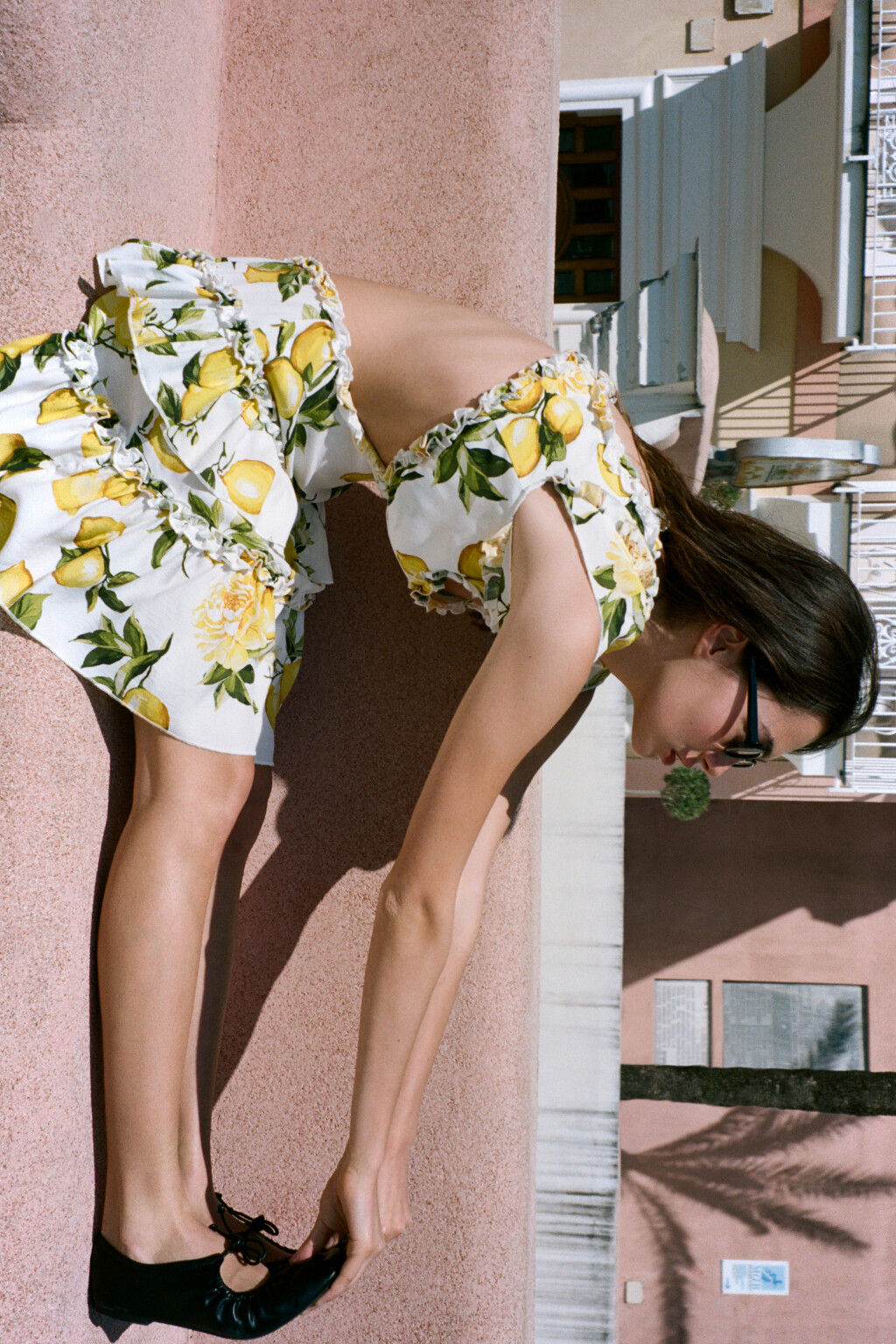 Платье мини вискозное с вырезами и оборками - цвет желтый - 9