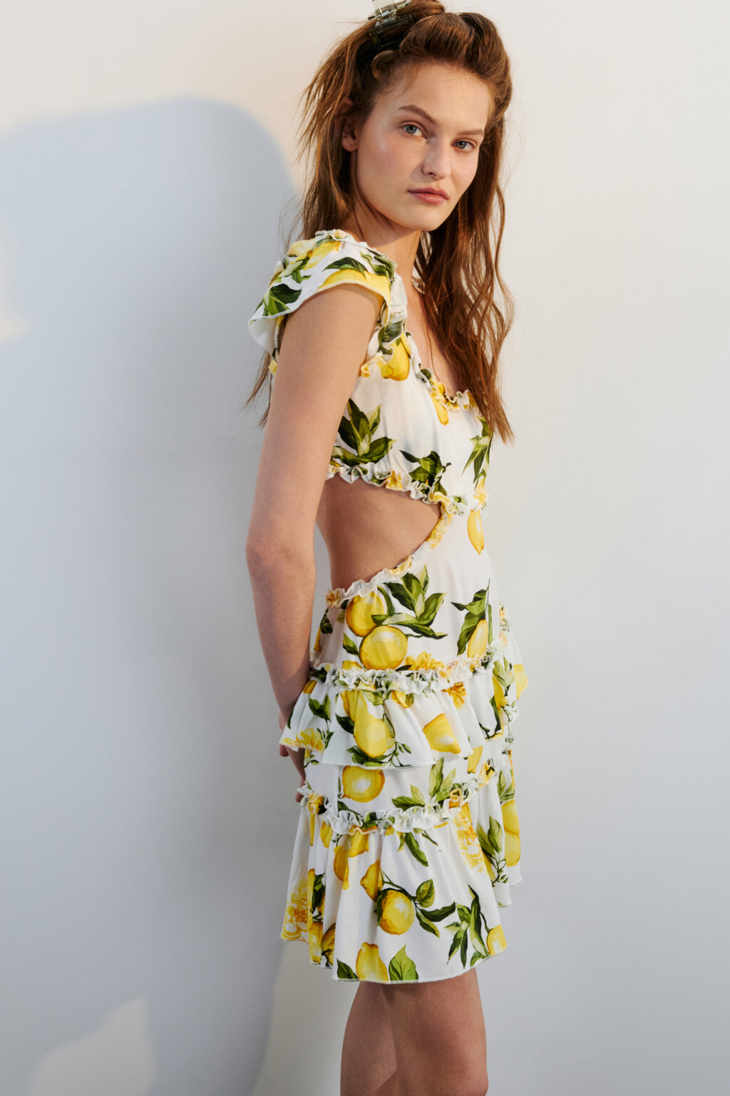 Платье мини вискозное с вырезами и оборками - цвет желтый - 2